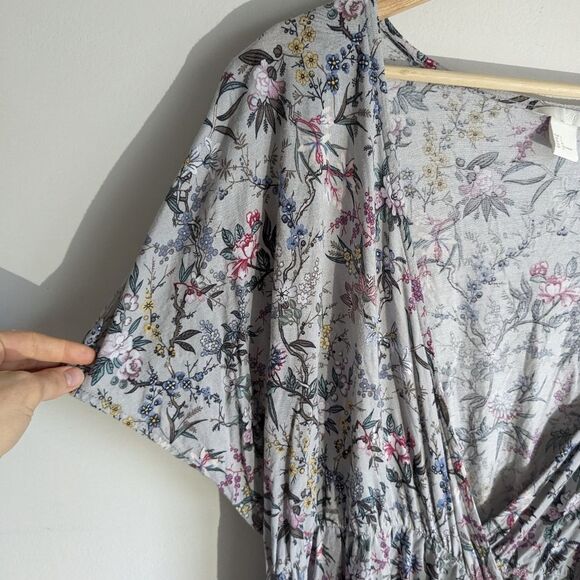 H&M Gray Floral stretch Jersey Knit Wrap Blouse Top Women's Size Large - Picture 2 of 6